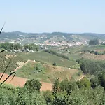In Casais De Santa Helena Carreiros